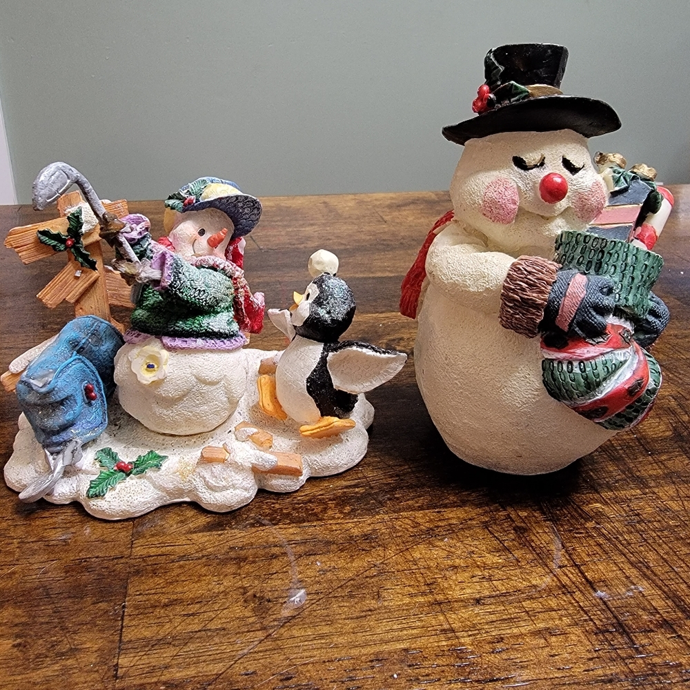 Golfer snowman and chubby snowman figures